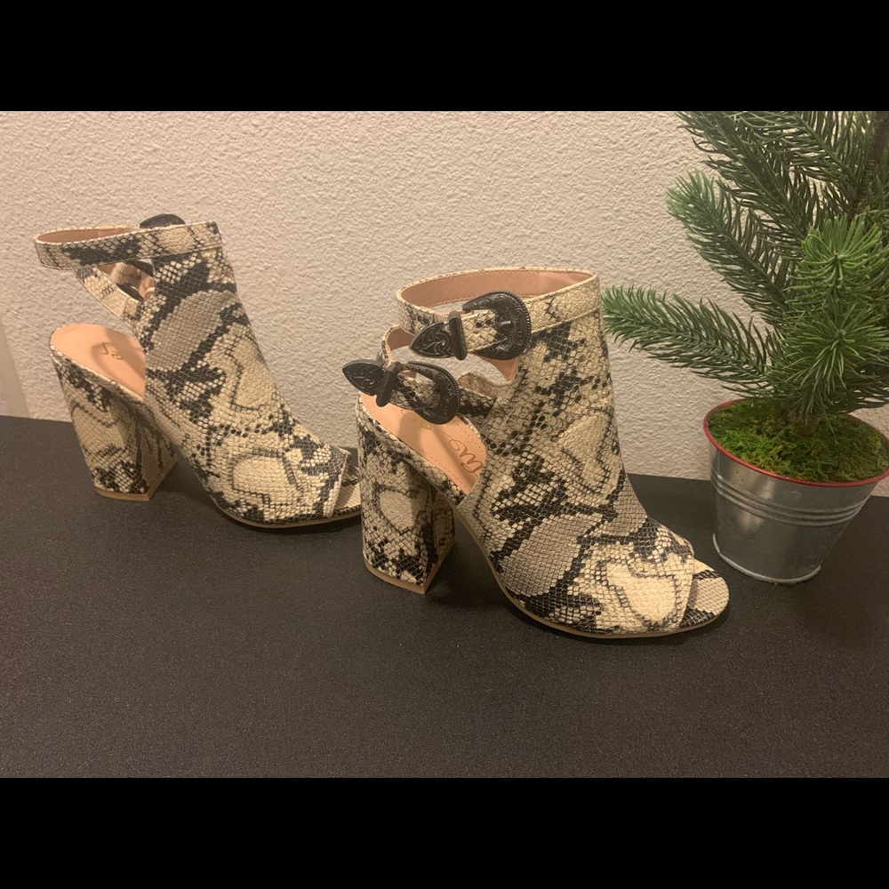 Pair of Snakeskin Heels in great condition - Picture 3 of 7